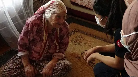 Tahliye edilen evden çıkardıkları Ayşe Nine'yi görmeden dönmek istemediler