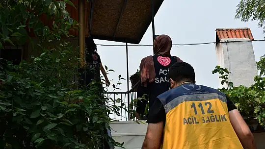 Tahliye edilen evden çıkardıkları Ayşe Nine'yi görmeden dönmek istemediler