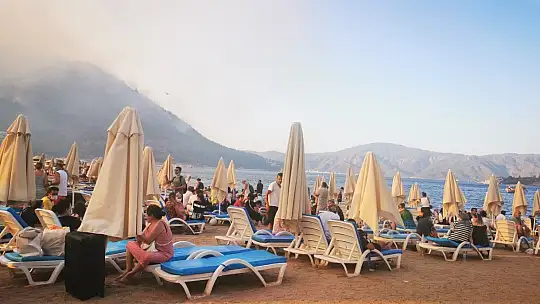 Tahliye edilen otellerdeki tatilciler sahile getirildi