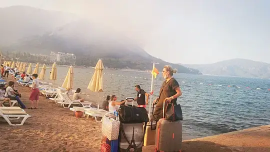 Tahliye edilen otellerdeki tatilciler sahile getirildi