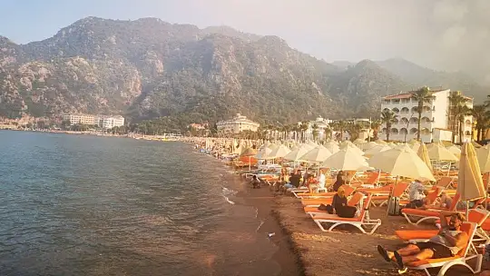 Tahliye edilen otellerdeki tatilciler sahile getirildi