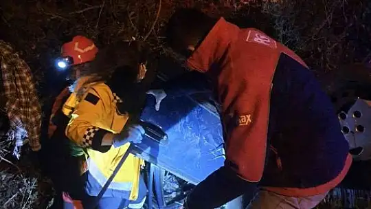 Takla atan otomobil çukura uçtu: 3 yaralı