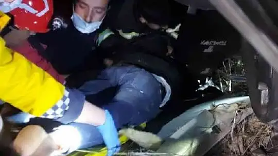 Takla atan otomobil çukura uçtu: 3 yaralı