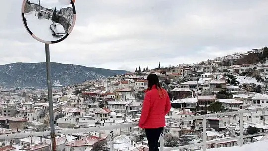 Tarihi Muğla evleri beyaz örtüyle kaplandı