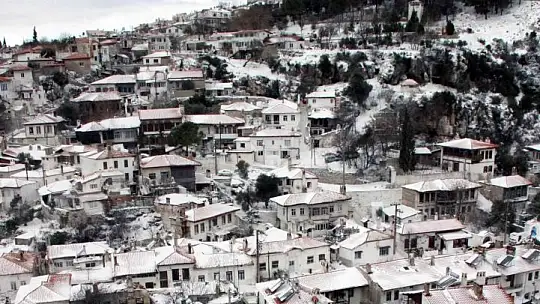 Tarihi Muğla evleri beyaz örtüyle kaplandı