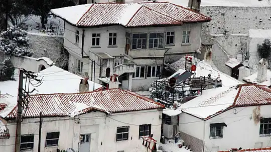 Tarihi Muğla evleri beyaz örtüyle kaplandı