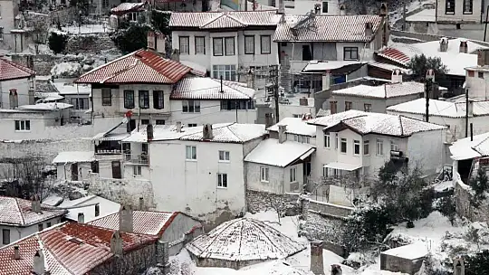 Tarihi Muğla evleri beyaz örtüyle kaplandı