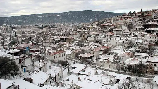 Tarihi Muğla evleri beyaz örtüyle kaplandı