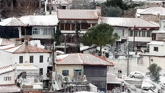 Tarihi Muğla evleri beyaz örtüyle kaplandı