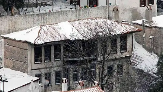 Tarihi Muğla evleri beyaz örtüyle kaplandı