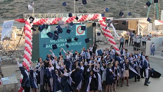 Tarihin ilk tıp okulunda 2 bin yıl sonra diploma töreni