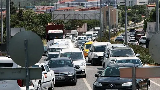 Tatilciler erken geldi, trafik felç oldu
