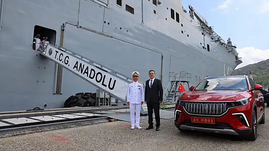 Vali Akbıyık TCG Anadolu Gemisini ziyaret etti