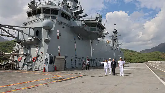 Vali Akbıyık TCG Anadolu Gemisini ziyaret etti