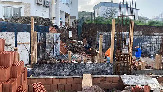 TEKNELER SÜRÜKLENDİ, DUVAR YIKILDI