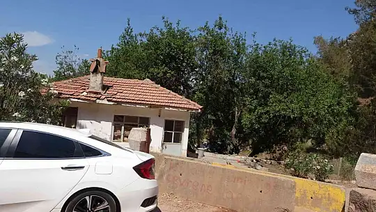 Terk edilmiş koyda çadır kurdu, belediyeden bir kürek bir süpürge istiyor