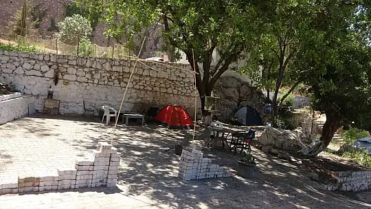 Terk edilmiş koyda çadır kurdu, belediyeden bir kürek bir süpürge istiyor