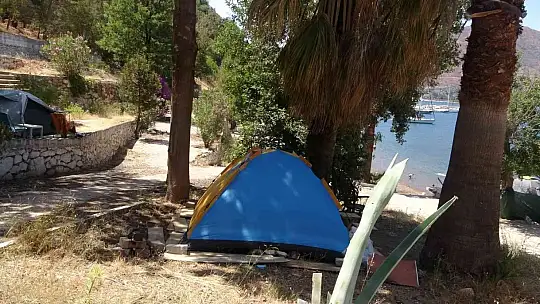 Terk edilmiş koyda çadır kurdu, belediyeden bir kürek bir süpürge istiyor