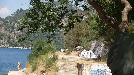 Terk edilmiş koyda çadır kurdu, belediyeden bir kürek bir süpürge istiyor