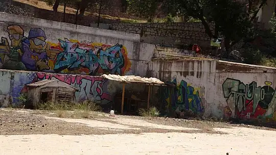 Terk edilmiş koyda çadır kurdu, belediyeden bir kürek bir süpürge istiyor