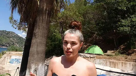 Terk edilmiş koyda çadır kurdu, belediyeden bir kürek bir süpürge istiyor