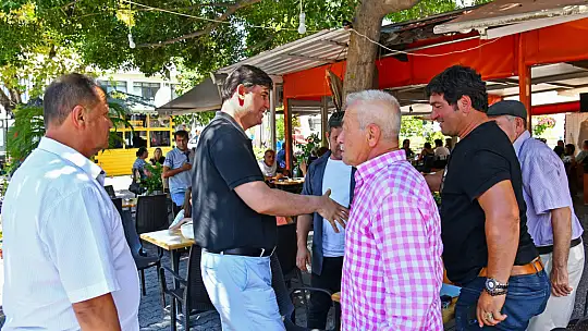 Karaca esnafların aşure dağıtımına katıldı