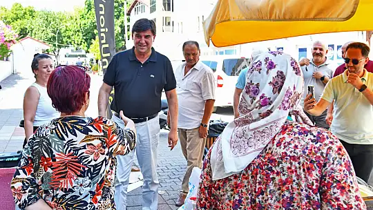 Karaca esnafların aşure dağıtımına katıldı