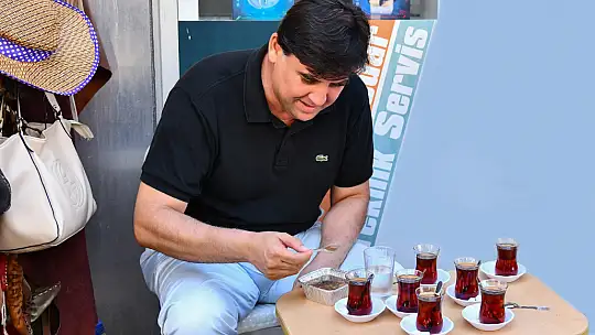 Karaca esnafların aşure dağıtımına katıldı