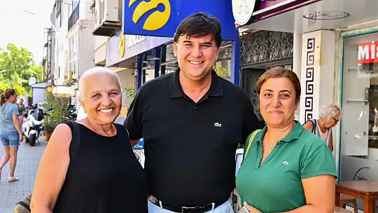 Karaca esnafların aşure dağıtımına katıldı