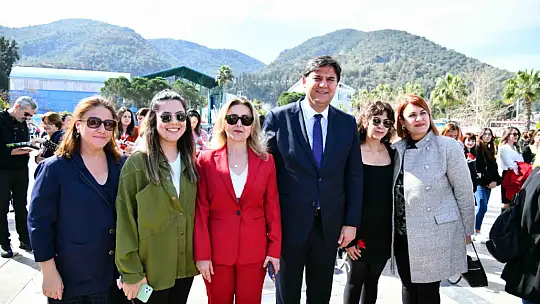 ATATÜRK ANITINA ÇELENK KOYMA TÖRENİ GERÇEKLEŞTİ