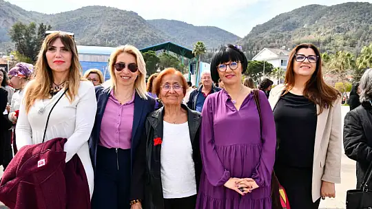 ATATÜRK ANITINA ÇELENK KOYMA TÖRENİ GERÇEKLEŞTİ