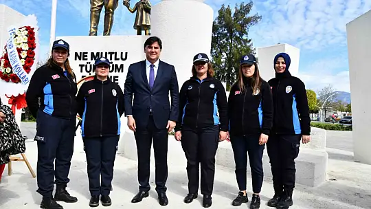 ATATÜRK ANITINA ÇELENK KOYMA TÖRENİ GERÇEKLEŞTİ