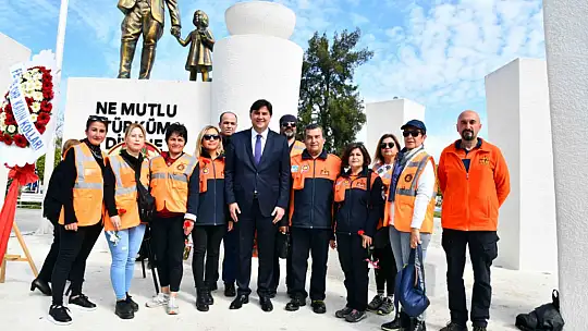 ATATÜRK ANITINA ÇELENK KOYMA TÖRENİ GERÇEKLEŞTİ