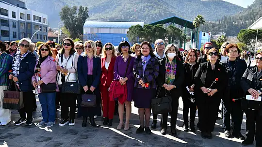 ATATÜRK ANITINA ÇELENK KOYMA TÖRENİ GERÇEKLEŞTİ