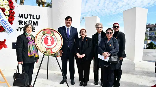 ATATÜRK ANITINA ÇELENK KOYMA TÖRENİ GERÇEKLEŞTİ