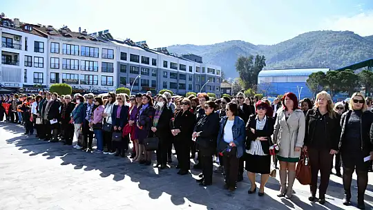 ATATÜRK ANITINA ÇELENK KOYMA TÖRENİ GERÇEKLEŞTİ