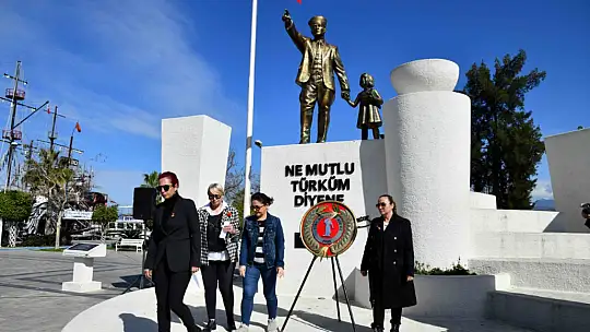 ATATÜRK ANITINA ÇELENK KOYMA TÖRENİ GERÇEKLEŞTİ