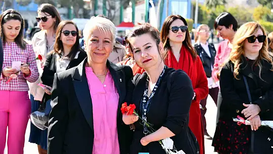 ATATÜRK ANITINA ÇELENK KOYMA TÖRENİ GERÇEKLEŞTİ