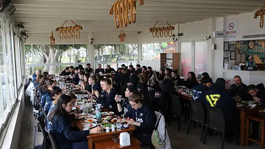 BELEDİYE, DEPREM BÖLGESİNDEN GELEN KADINLAR YANINDA