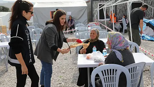 BELEDİYE, DEPREM BÖLGESİNDEN GELEN KADINLAR YANINDA