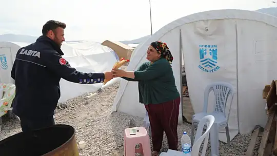 BELEDİYE, DEPREM BÖLGESİNDEN GELEN KADINLAR YANINDA