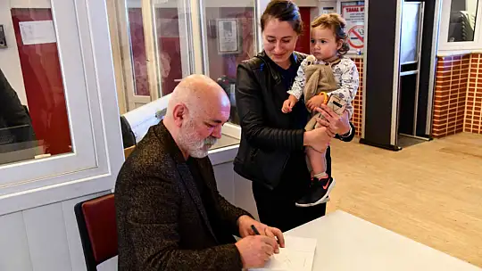 SÖYLEŞİ VE TİYATROYA BÜYÜK İLGİ