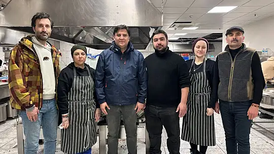 KARACA DEPREM BÖLGESİNDE! KARACA, '30 BİN KİŞİYE SICAK YEMEK ÇIKARIYORUZ'