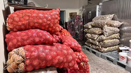 KARACA DEPREM BÖLGESİNDE! KARACA, '30 BİN KİŞİYE SICAK YEMEK ÇIKARIYORUZ'