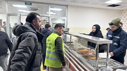 KARACA DEPREM BÖLGESİNDE! KARACA, '30 BİN KİŞİYE SICAK YEMEK ÇIKARIYORUZ'