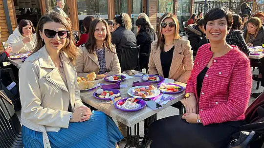 BELEDİYENİN KADIN PERSONELİ KAHVALTIDA BİR ARAYA GELDİ