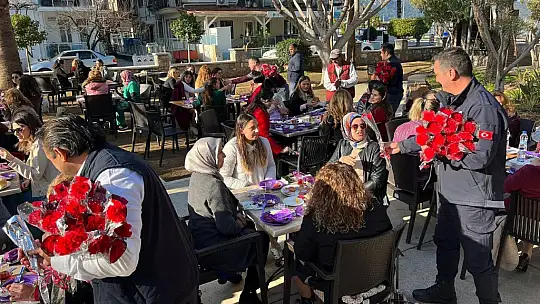 BELEDİYENİN KADIN PERSONELİ KAHVALTIDA BİR ARAYA GELDİ