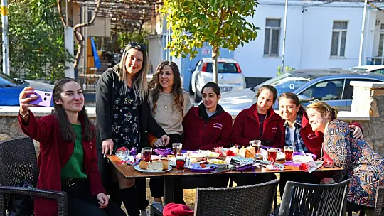 BELEDİYENİN KADIN PERSONELİ KAHVALTIDA BİR ARAYA GELDİ