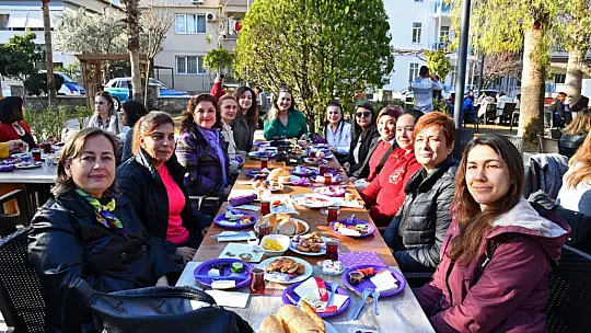 BELEDİYENİN KADIN PERSONELİ KAHVALTIDA BİR ARAYA GELDİ