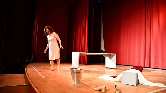 SÖYLEŞİ VE TİYATROYA BÜYÜK İLGİ